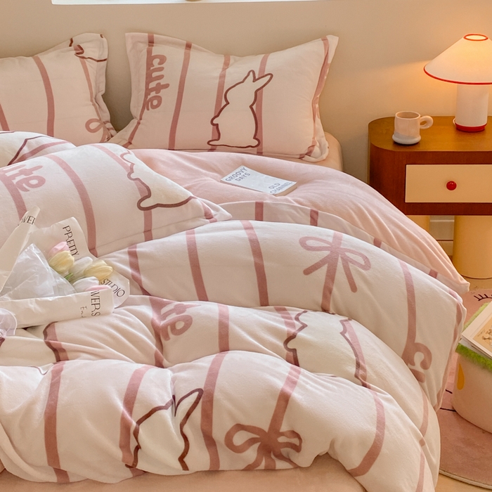 91家纺网 家纺一手货源 找家纺 沐慕 2024新款牛奶绒加厚保暖卡通印花四件套 条纹小兔