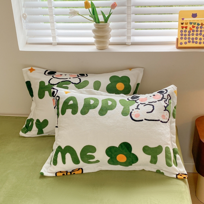 91家纺网 家纺一手货源 找家纺 沐慕 2024新款牛奶绒加厚保暖卡通印花四件套 字母萌宠