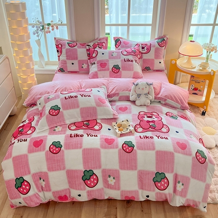 91家纺网 家纺一手货源 找家纺 妖妖家纺 2023新款牛奶绒四件套 心动草莓熊