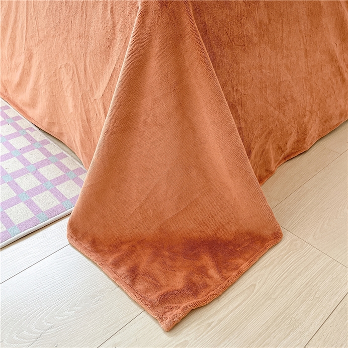 91家纺网 家纺一手货源 找家纺 古吉梦 2023新款雕花绒四件套-简爱 奶昔白+亚麻驼