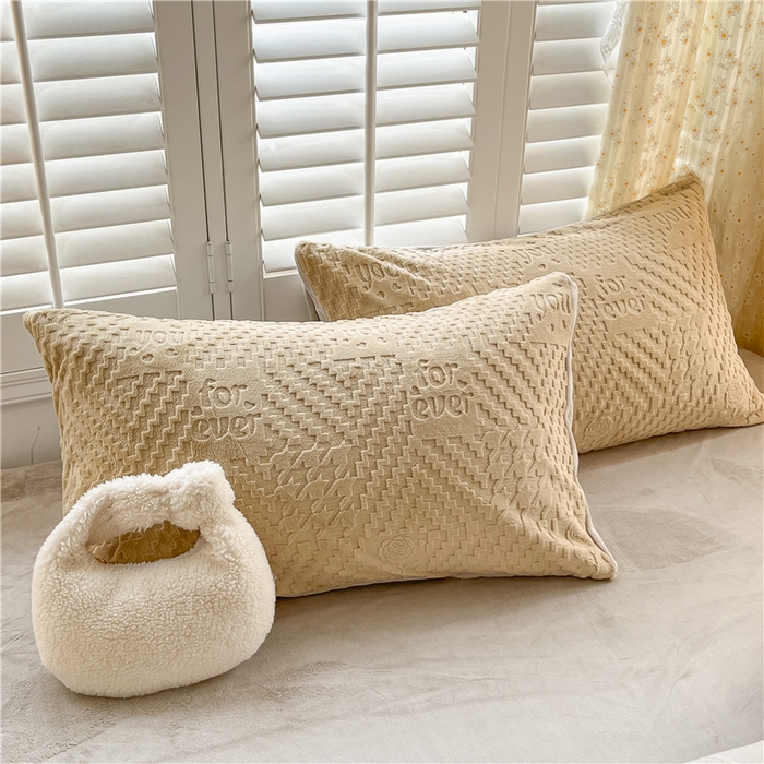 91家纺网 家纺一手货源 找家纺 古吉梦 2023新款雕花绒四件套-简爱 棕咖+香草灰