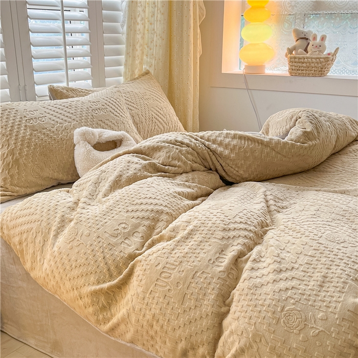 91家纺网 家纺一手货源 找家纺 古吉梦 2023新款雕花绒四件套-简爱 棕咖+香草灰