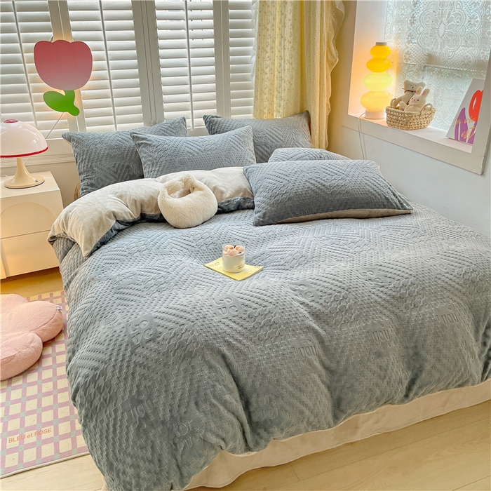 91家纺网 家纺一手货源 找家纺 古吉梦 2023新款雕花绒四件套-简爱 高级灰+香草灰