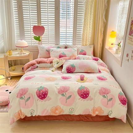 91家纺网 家纺一手货源 找家纺 古吉梦 2023新增牛奶绒印花（跑量款） 草莓-粉