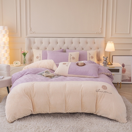 91家纺网 家纺一手货源 找家纺 （总）好阁 2023新款法式刺绣小香风雕花双拼牛奶绒四件套