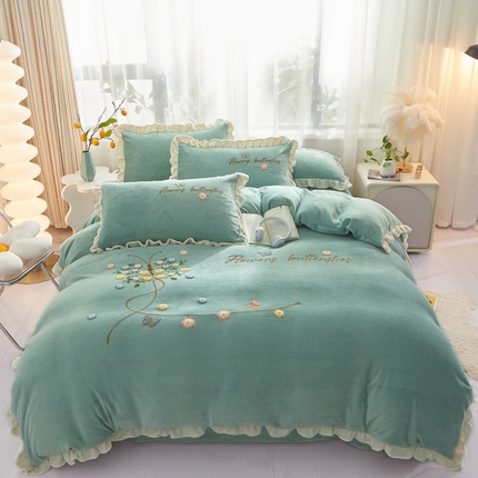 91家纺网 家纺一手货源 找家纺 恋佳 2025新款牛奶绒荷叶边绣花四件套 蝴蝶绿