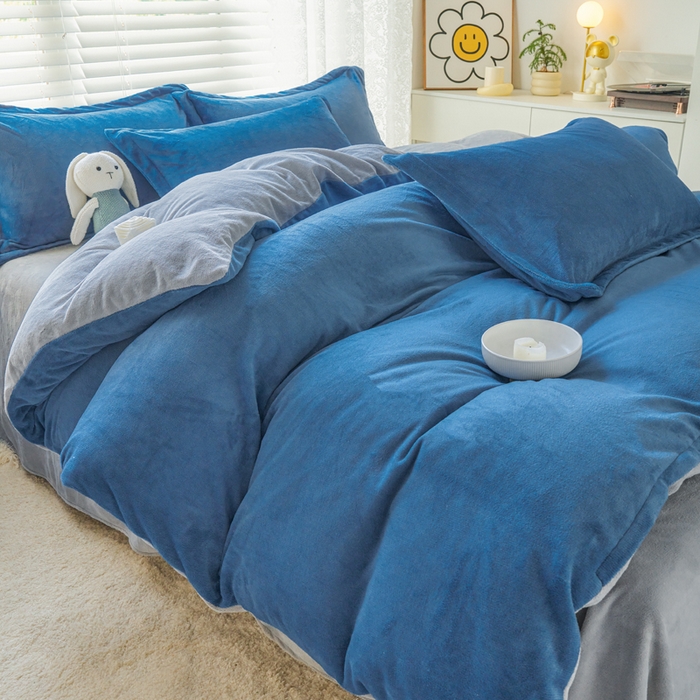 91家纺网 家纺一手货源 找家纺 慕晨纯色牛奶绒法莱绒拼色三四件套单被套 宾利蓝+浅灰