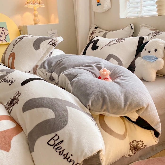 91家纺网 家纺一手货源 找家纺 沐慕 2024新款牛奶绒加厚保暖卡通印花四件套 简约字母