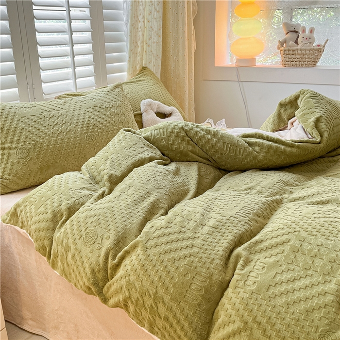 91家纺网 家纺一手货源 找家纺 古吉梦 2023新款雕花绒四件套-简爱 青叶绿+香槟色