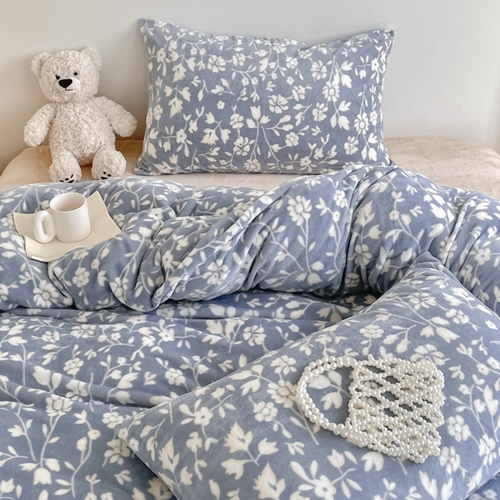 91家纺网 家纺一手货源 找家纺 潘朵拉 2023新款秋冬ins韩系牛奶绒印花四件套 蓝霖