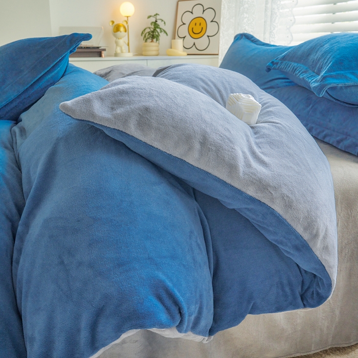91家纺网 家纺一手货源 找家纺 慕晨纯色牛奶绒法莱绒拼色三四件套单被套 宾利蓝+浅灰