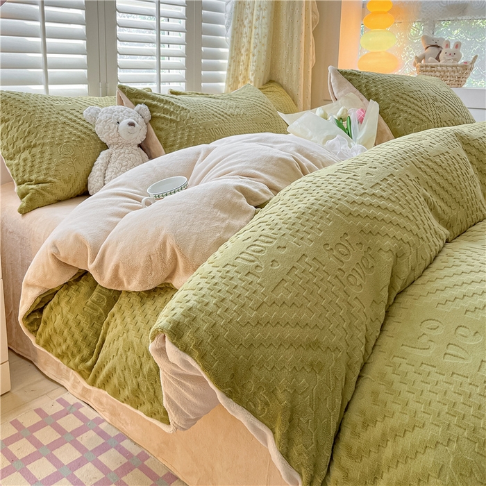 91家纺网 家纺一手货源 找家纺 古吉梦 2023新款雕花绒四件套-简爱 青叶绿+香槟色