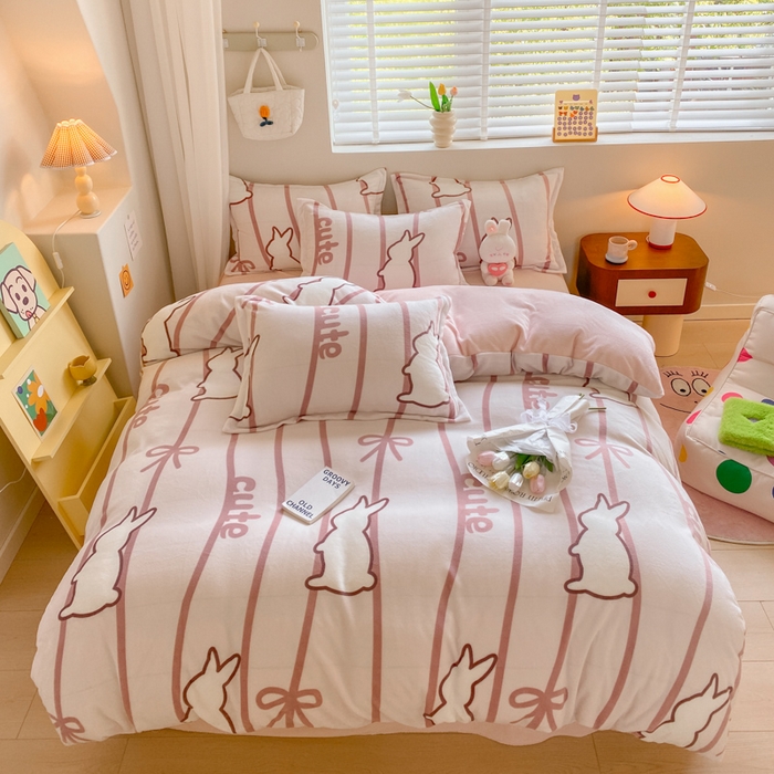 91家纺网 家纺一手货源 找家纺 沐慕 2024新款牛奶绒加厚保暖卡通印花四件套 条纹小兔
