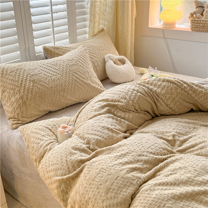 91家纺网 家纺一手货源 找家纺 古吉梦 2023新款雕花绒四件套-简爱 棕咖+香草灰