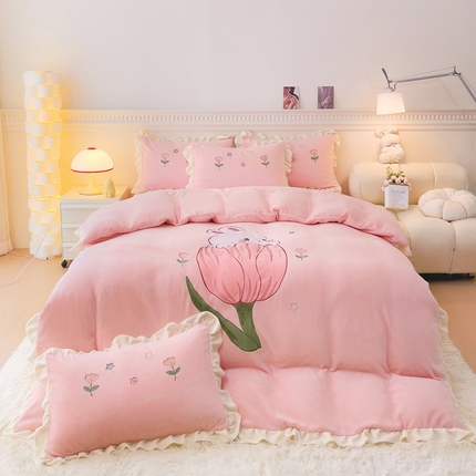 91家纺网 家纺一手货源 找家纺 梵克保罗 2024新款全消光230克韩版牛奶绒贴布绣卡通款欢乐免系列 玫瑰粉