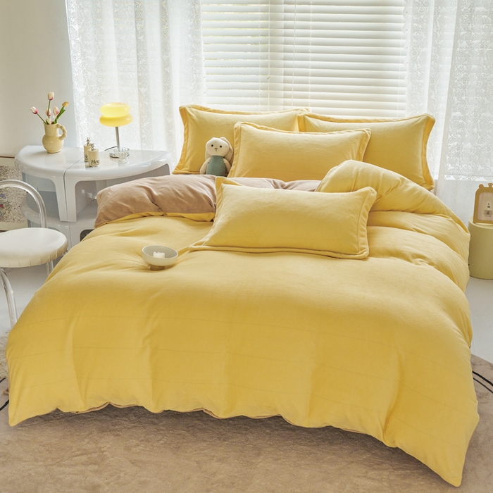 91家纺网 家纺一手货源 找家纺 慕晨纯色牛奶绒法莱绒拼色三四件套单被套 奶黄+奶咖