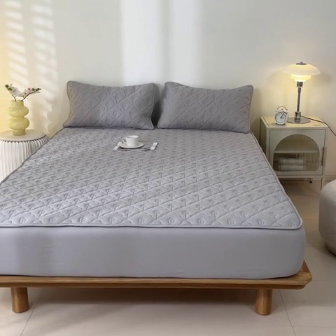 91家纺网 家纺一手货源 找家纺 慕色家纺 2023新款防水大豆夹棉床笠 向阳花-浅灰