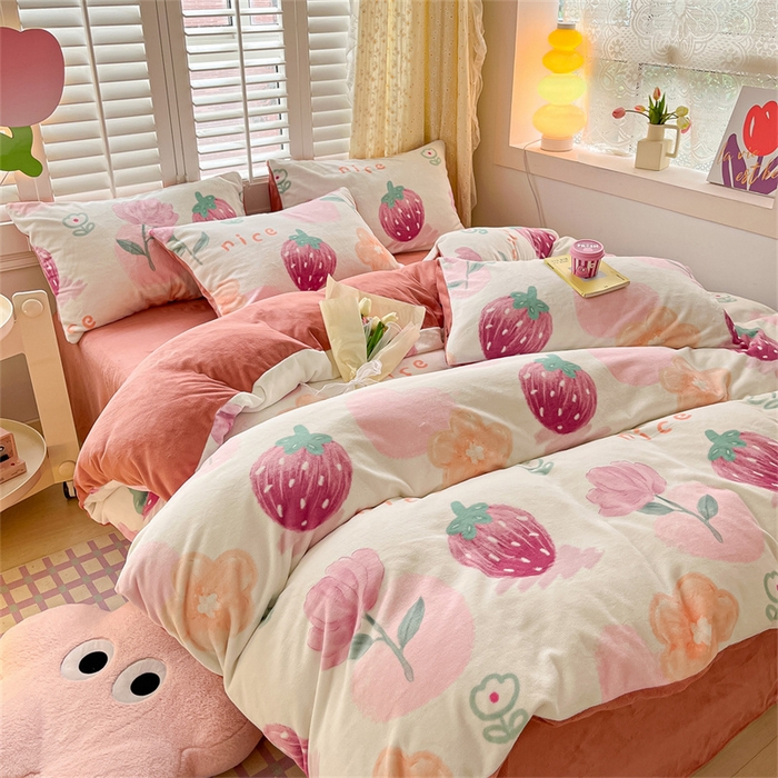 91家纺网 家纺一手货源 找家纺 古吉梦 2023新增牛奶绒印花（跑量款） 草莓-粉