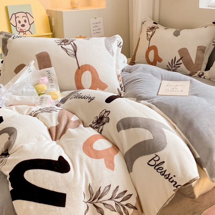 91家纺网 家纺一手货源 找家纺 沐慕 2024新款牛奶绒加厚保暖卡通印花四件套 简约字母