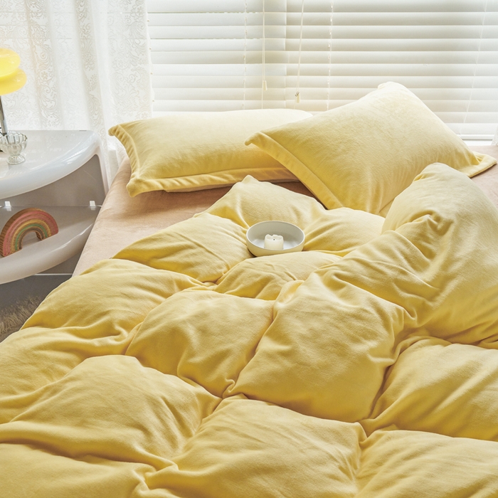 91家纺网 家纺一手货源 找家纺 慕晨纯色牛奶绒法莱绒拼色三四件套单被套 奶黄+奶咖