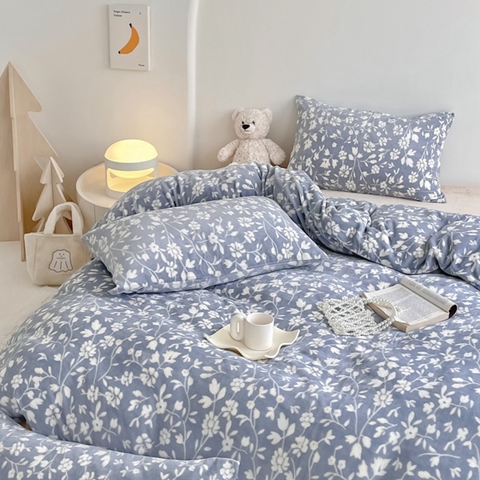 91家纺网 家纺一手货源 找家纺 潘朵拉 2023新款秋冬ins韩系牛奶绒印花四件套 蓝霖