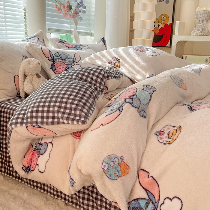 91家纺网 家纺一手货源 找家纺 妖妖家纺 2023新款妖妖雪花绒单品三四件套 活泼史迪仔