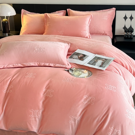 91家纺网 家纺一手货源 找家纺 逸尚阁 2024新款加厚牛奶绒烫印四件套-思琳 思琳-公主粉