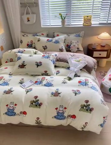 91家纺网 家纺一手货源 找家纺 沐慕 2024新款牛奶绒加厚保暖卡通印花四件套 花丛兔兔