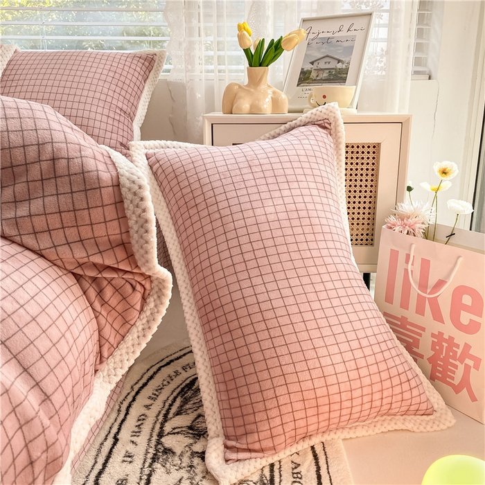 91家纺网 家纺一手货源 找家纺 琪格格2023年琪格格印花A牛奶绒B兔兔绒大包边四件套 粉小格