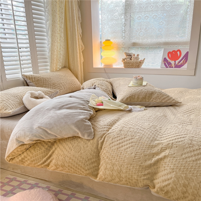 91家纺网 家纺一手货源 找家纺 古吉梦 2023新款雕花绒四件套-简爱 棕咖+香草灰