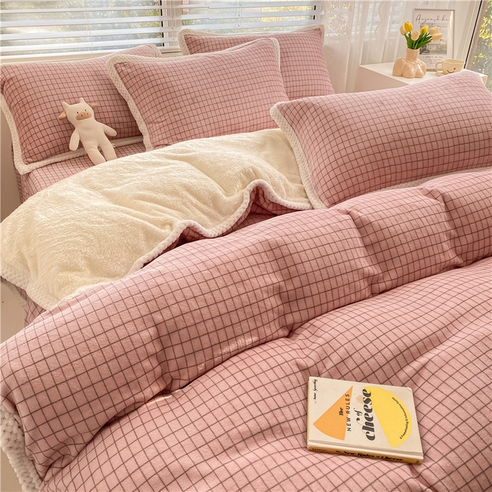 91家纺网 家纺一手货源 找家纺 琪格格2023年琪格格印花A牛奶绒B兔兔绒大包边四件套 粉小格