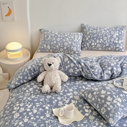 91家纺网 家纺一手货源 找家纺 潘朵拉 2023新款秋冬ins韩系牛奶绒印花四件套 蓝霖