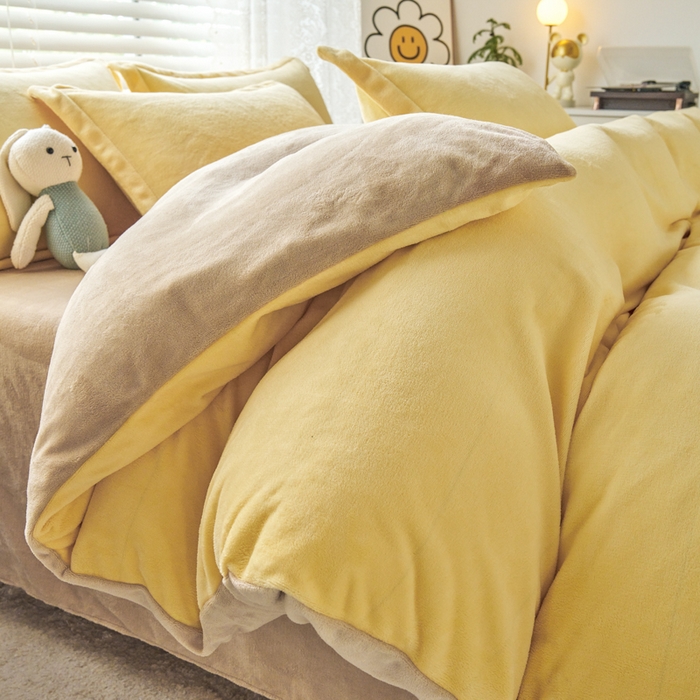 91家纺网 家纺一手货源 找家纺 慕晨纯色牛奶绒法莱绒拼色三四件套单被套 奶黄+奶咖