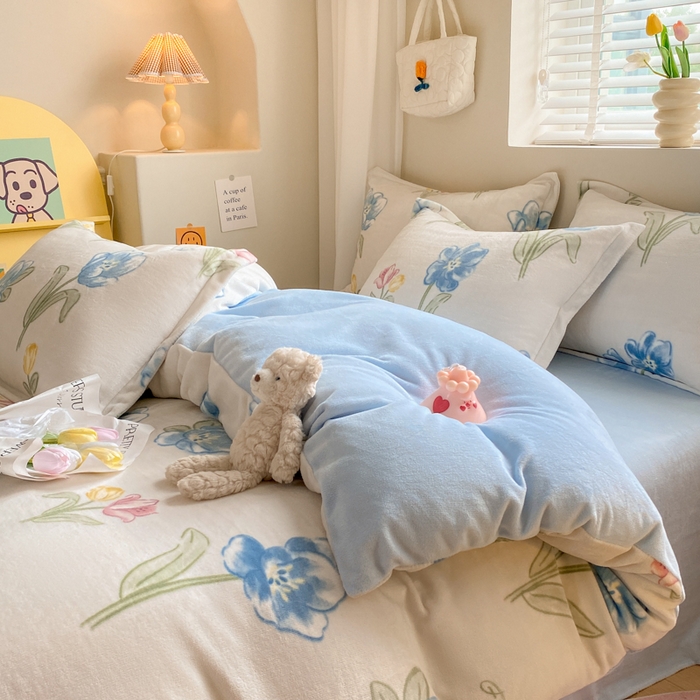 91家纺网 家纺一手货源 找家纺 沐慕 2024新款牛奶绒加厚保暖卡通印花四件套 蓝色花海