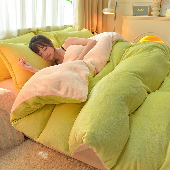 91家纺网 家纺一手货源 找家纺 简爱2025新款纯色双拼牛奶绒四件套被套（跑量款）直播 橄榄绿奶油