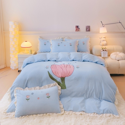 91家纺网 家纺一手货源 找家纺 梵克保罗 2024新款全消光230克韩版牛奶绒贴布绣卡通款欢乐免系列 天空蓝