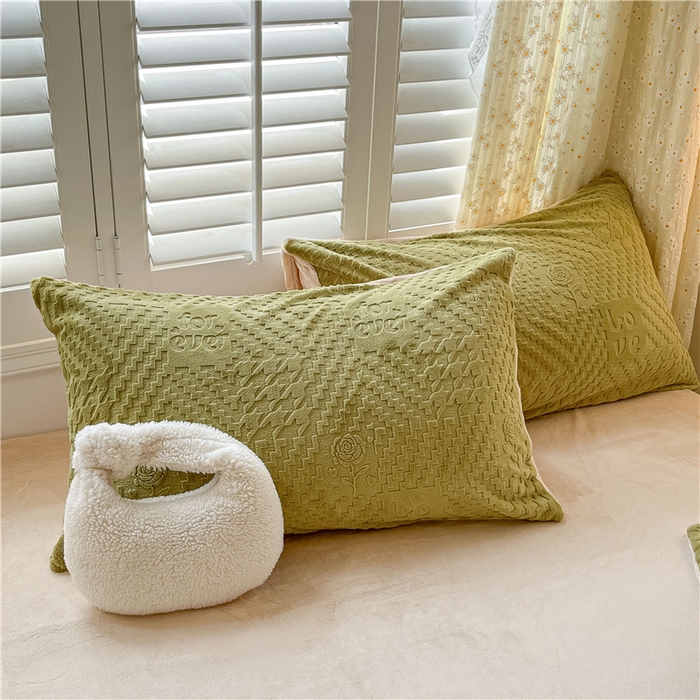 91家纺网 家纺一手货源 找家纺 古吉梦 2023新款雕花绒四件套-简爱 青叶绿+香槟色