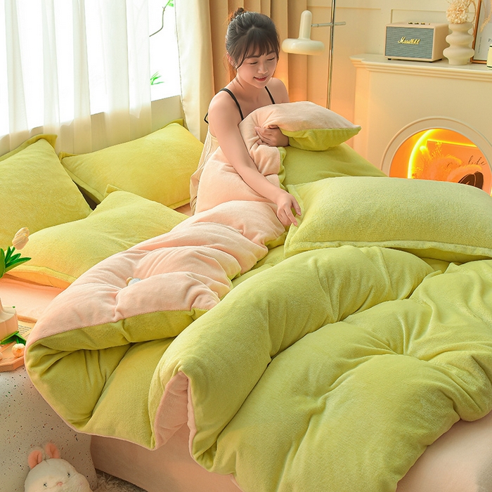 91家纺网 家纺一手货源 找家纺 简爱2025新款纯色双拼牛奶绒四件套被套（跑量款）直播 橄榄绿奶油