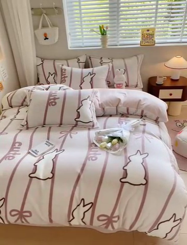 91家纺网 家纺一手货源 找家纺 沐慕 2024新款牛奶绒加厚保暖卡通印花四件套 条纹小兔