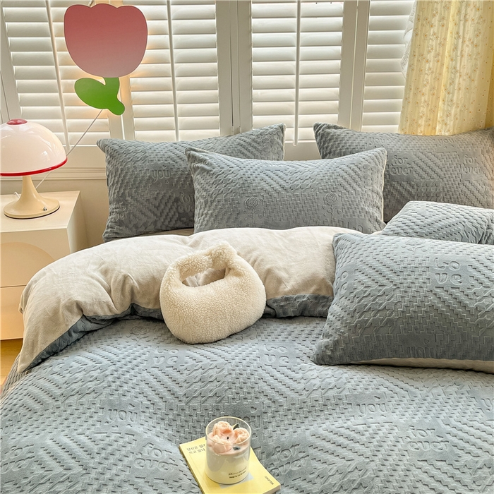 91家纺网 家纺一手货源 找家纺 古吉梦 2023新款雕花绒四件套-简爱 高级灰+香草灰