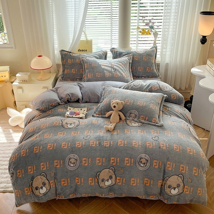 91家纺网 家纺一手货源 找家纺 妖妖家纺 2023新款妖妖雪花绒单品三四件套 呆萌字母熊