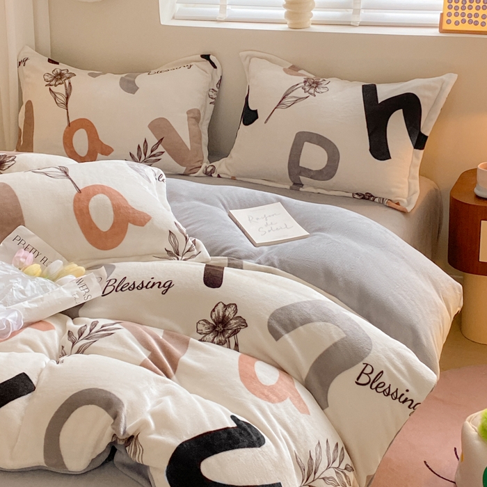 91家纺网 家纺一手货源 找家纺 沐慕 2024新款牛奶绒加厚保暖卡通印花四件套 简约字母