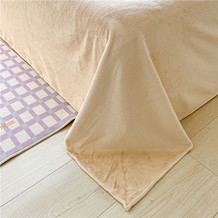 91家纺网 家纺一手货源 找家纺 古吉梦 2023新款雕花绒四件套-简爱 青叶绿+香槟色