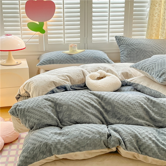 91家纺网 家纺一手货源 找家纺 古吉梦 2023新款雕花绒四件套-简爱 高级灰+香草灰