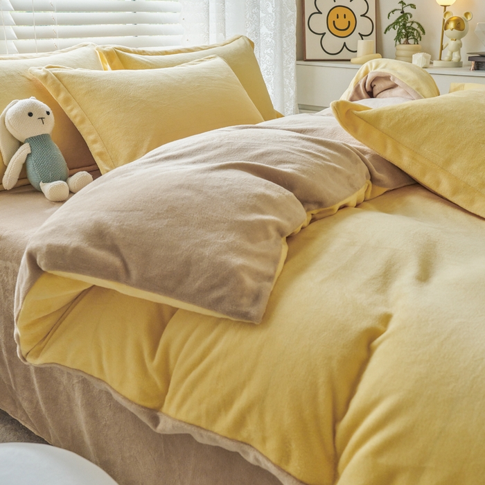 91家纺网 家纺一手货源 找家纺 慕晨纯色牛奶绒法莱绒拼色三四件套单被套 奶黄+奶咖