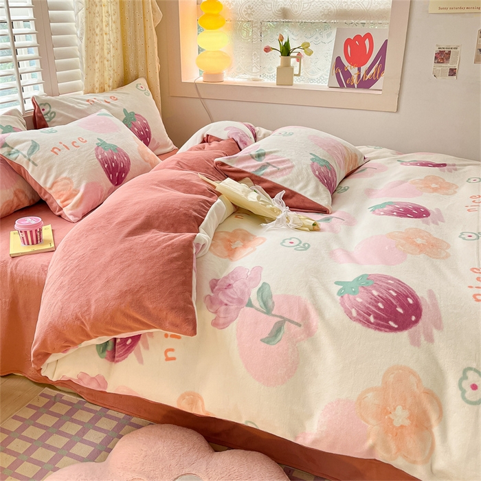 91家纺网 家纺一手货源 找家纺 古吉梦 2023新增牛奶绒印花（跑量款） 草莓-粉