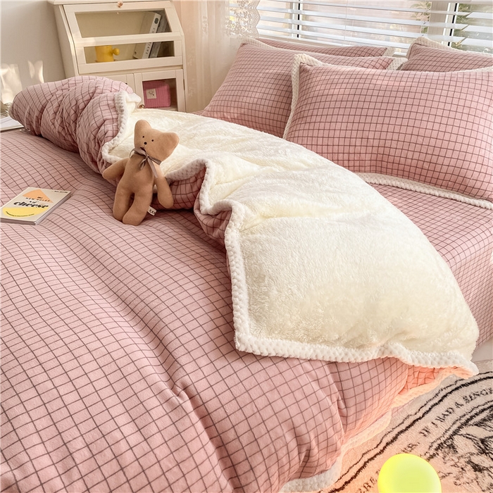 91家纺网 家纺一手货源 找家纺 琪格格2023年琪格格印花A牛奶绒B兔兔绒大包边四件套 粉小格