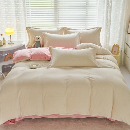 91家纺网 家纺一手货源 找家纺 慕晨纯色牛奶绒法莱绒拼色三四件套单被套 奶白+奶油粉