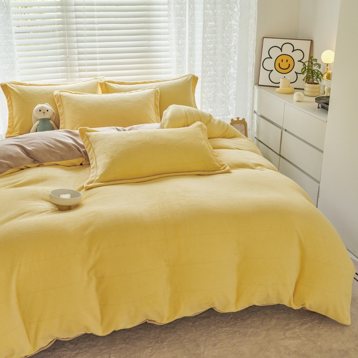 91家纺网 家纺一手货源 找家纺 慕晨纯色牛奶绒法莱绒拼色三四件套单被套 奶黄+奶咖