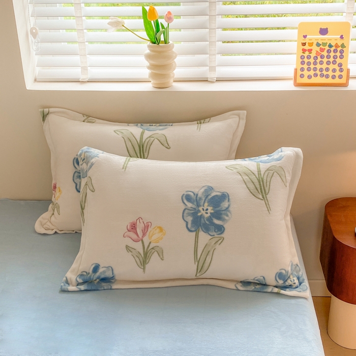 91家纺网 家纺一手货源 找家纺 沐慕 2024新款牛奶绒加厚保暖卡通印花四件套 蓝色花海